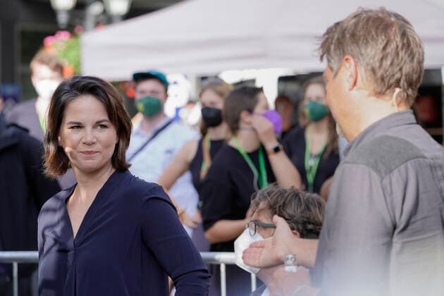 Wahlkampfauftakt und Start der Wahlkampftour Bereit, weil ihr es seid Buendnis 90 Die Gruenen in Hildesheim Aktuell, 09.08.2021, Hildesheim, Kanzlerkandidatin Annalena Baerbock gemeinsam mit Robert Habeck Bundesvorsitzender der Partei Buendnis 90 Die Gruenen beim Wahlkampfauftakt und Start der Wahlkampftour Bereit, weil ihr es seid von Buendnis 90 Die Gruenen am Marktplatz in Hildesheim Hildesheim Niedersachsen Deutschland