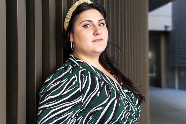 IMAGO Creative: Clickbait, Modetrends Young curvy female model in stylish black dress with diagonal striped print standing against wall on street DavidMunoz_MontseDiagonal_3.jpg Copyright: xDavidxMunozx Model Released