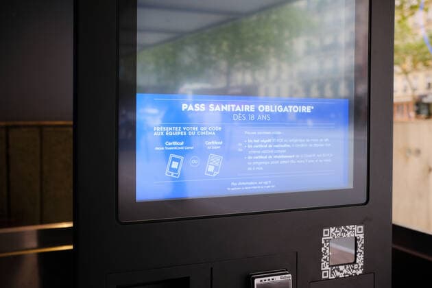 Coronavirus in Frankreich, Aufhebung von Beschränkungen mit Gesundheitspass Health Pass Compulsory In Bars And Restaurant In this cinema you have to scan a QR code to present your health pass in Paris, France, on August 9, 2021. Paris France koebel-notitle210809_npNc0  Copyright: xVincentxKoebelx