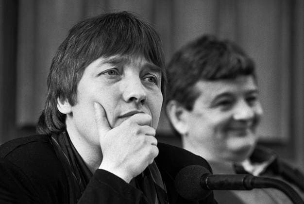 Deutschland, Bonn 04.12.1990. Archiv-Nr.: 23-63-08 Pressekonferenz von Die Gruenen Bei der Bundestagswahl 1990 scheiterte die Gruene Partei an der Fuenf-Prozent-Huerde. Foto: Antje Vollmer und Joschka Fischer Pressekonferenz von Die Gruenen *** Germany, Bonn 04 12 1990 Archive Nr 23 63 08 Press conference of The Greens In the 1990 federal election, the Green Party failed to pass the five percent hurdle Photo Antje Vollmer and Joschka Fischer Press conference of The Greens
