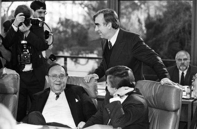 Deutschland, Bonn 06.12.1990. Archiv-Nr.: 23-70-37 Koalitionsverhandlungen der CDU CSU und der FDP Foto: Hans-Dietrich Genscher, Theo Waigel und Juergen Moellemann Koalitionsverhandlungen der CDU CSU und der FDP *** Germany, Bonn 06 12 1990 Archive No 23 70 37 Coalition negotiations of the CDU CSU and the FDP Photo Hans Dietrich Genscher, Theo Waigel and Juergen Moellemann Coalition negotiations of the CDU CSU and the FDP