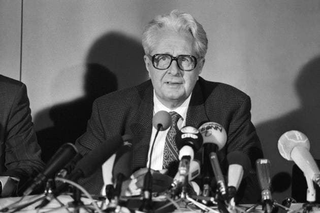 Deutschland, Bonn 03.12.1990. Archiv-Nr.: 23-50-18 SPD-Pressekonferenz Foto: SPD-Vorsitzender Hans-Jochen Vogel, nach der verlorenen Bundestagswahl SPD-Pressekonferenz *** Germany, Bonn 03 12 1990 Archive No 23 50 18 SPD Press Conference Photo SPD Chairman Hans Jochen Vogel, after the lost Bundestag election SPD Press Conference