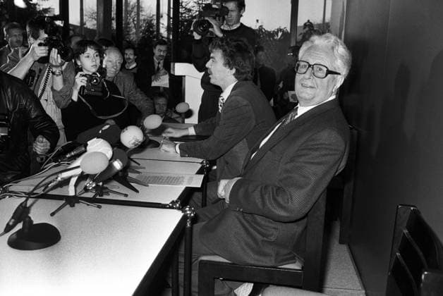 Deutschland, Bonn 03.12.1990. Archiv-Nr.: 23-49-12 SPD-Pressekonferenz Foto: SPD-Vorsitzender Hans-Jochen Vogel, vor der Bundespressekonferenz, nach der verlorenen Bundestagswahl SPD-Pressekonferenz *** Germany, Bonn 03 12 1990 Archive No 23 49 12 SPD Press Conference Photo SPD Chairman Hans Jochen Vogel, in front of the Federal Press Conference, after the lost Bundestag election SPD Press Conference