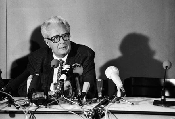 Deutschland, Bonn 03.12.1990. Archiv-Nr.: 23-50-32 SPD-Pressekonferenz Foto: SPD-Vorsitzender Hans-Jochen Vogel, nach der verlorenen Bundestagswahl SPD-Pressekonferenz *** Germany, Bonn 03 12 1990 Archive Nr 23 50 32 SPD press conference Photo SPD chairman Hans Jochen Vogel, after the lost Bundestag election SPD press conference