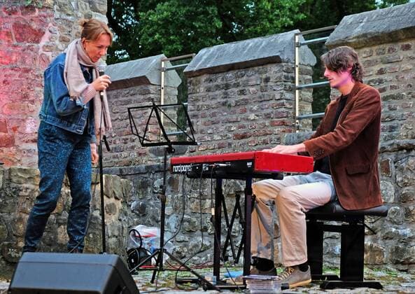 Burgkonzert Tamara Lukasheva und Lucas Leidinger Aachen, 08.08.2021: Jazz-Konzert von Tamara Lukasheva (Gesang) und Lucas Leidinger (Piano) im Hof der Burg Frankenberg. Wegen den Corona-Abstandsregeln konnte nur eine begrenzte Zahl an Zuhörern zugelassen werden. Aachen Burg Frankenberg NRW Deutschland