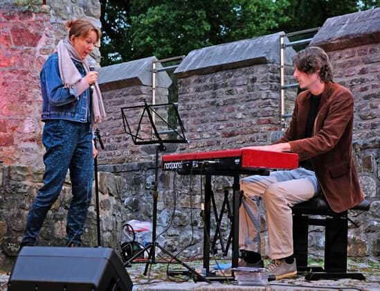 Burgkonzert Tamara Lukasheva und Lucas Leidinger Aachen, 08.08.2021: Jazz-Konzert von Tamara Lukasheva (Gesang) und Lucas Leidinger (Piano) im Hof der Burg Frankenberg. Wegen den Corona-Abstandsregeln konnte nur eine begrenzte Zahl an Zuhörern zugelassen werden. Aachen Burg Frankenberg NRW Deutschland