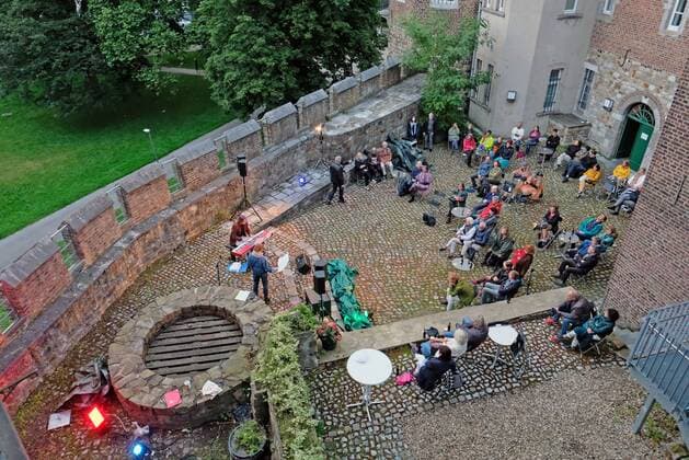 Hofkonzert auf Burg Frankenberg Aachen, 08.08.2021: Jazz-Konzert von Tamara Lukasheva (Gesang) und Lucas Leidinger (Piano) im Hof der Burg Frankenberg. Wegen den Corona-Abstandsregeln konnte nur eine begrenzte Zahl an Zuhörern zugelassen werden. Aachen Burg Frankenberg NRW Deutschland