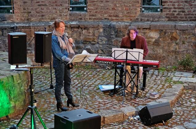 Tamara Lukasheva und Lucas Leidinger Aachen, 08.08.2021: Jazz-Konzert von Tamara Lukasheva (Gesang) und Lucas Leidinger (Piano) im Hof der Burg Frankenberg. Aachen Burg Frankenberg NRW Deutschland