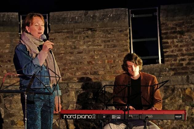 Tamara Lukasheva und Lucas Leidinger Aachen, 08.08.2021: Jazz-Konzert von Tamara Lukasheva (Gesang) und Lucas Leidinger (Piano) im Hof der Burg Frankenberg. Aachen Burg Frankenberg NRW Deutschland