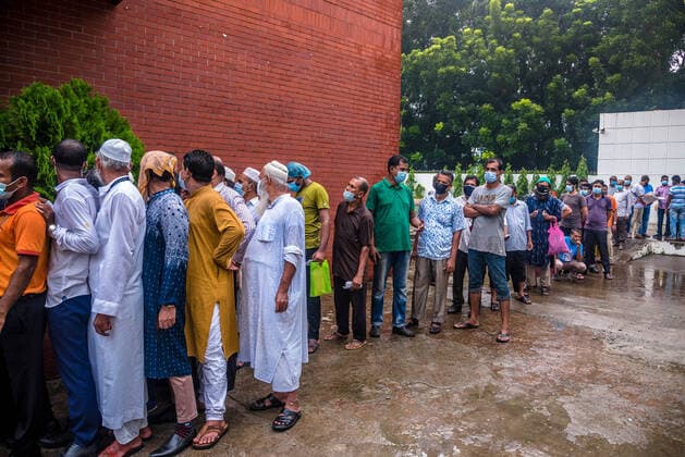 Astrazeneca 2nd Dose Vaccination Campaign In Bangladesh BARISHAL, BANGLADESH- AUGUST 10: Queue to receive the second doses of AstraZeneca vaccine during a health program against Covid-19, as attempt to reduce infections by coronavirus, after the positive cases are increase with the Delta variant on August 10, 2021 Barishal, Bangladesh. Copyright: xMustasinurxRahmanxAlvix EYEPIXGROUP_MRA_10082021_11854