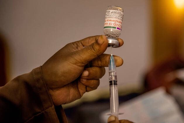 Astrazeneca 2nd Dose Vaccination Campaign In Bangladesh BARISHAL, BANGLADESH- AUGUST 10: Health worker prepares the second dose of AstraZeneca vaccine during a health program against Covid-19, as attempt to reduce infections by coronavirus, after the positive cases are increase with the Delta variant on August 10, 2021 Barishal, Bangladesh. Copyright: xMustasinurxRahmanxAlvix EYEPIXGROUP_MRA_10082021_11850