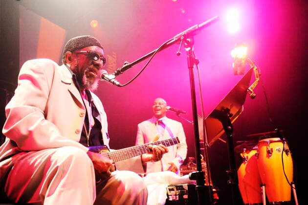 Der amerikanische Jazz-Gitarrist James Blood Ulmer beim 41. Moers Festival 2012. Im Hintergrund ist Posaunist Joe Bowie. The American jazz guitarist James Blood Ulmer at the 41. Moers Festival 2012 with trombonist Joe Bowie in the back. Moers NRW DEU;DE;GERMANY;DEUTSCHLAND;ALLEMAGNE