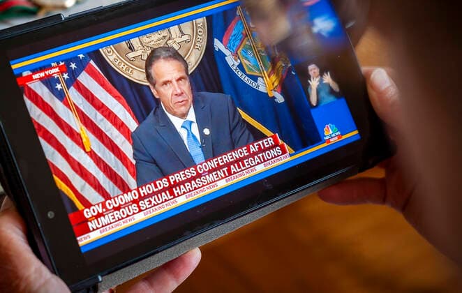 Bilder des Jahres 2021, News 08 August News Themen der Woche KW32 News Bilder des Tages NYS Governor Andrew Cuomo resigns A woman watches on Youtube NYS Governor Andrew Cuomo™s news conference addressing the sexual harassment claims against him and his resignation. (  RichardxB.xLevine