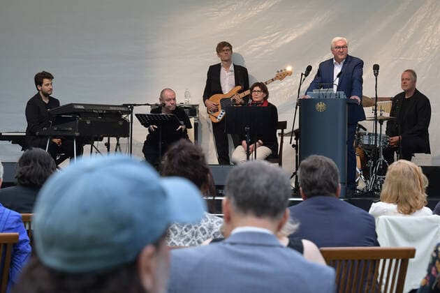 3. Jazzkonzert mit Thomas Quasthoff Frank-Walter Steinmeier, SPD, Bundespräsident Ansprache bei einem Jazzkonzert mit Thomas Quasthoff & Friends im SchlossGarten Bellevue in Berlin am 10.08.2021
