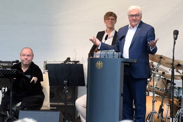 3. Jazzkonzert mit Thomas Quasthoff Frank-Walter Steinmeier, SPD, Bundespräsident Ansprache bei einem Jazzkonzert mit Thomas Quasthoff & Friends im SchlossGarten Bellevue in Berlin am 10.08.2021