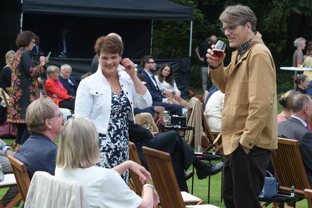3. Jazzkonzert mit Thomas Quasthoff Klaus Hoffmann mit Ehefrau Marlene Steger, Gayle Tufts, Ehemann Lutz Gajewski Frank-Walter Steinmeier, SPD, Bundespräsident Ansprache bei einem Jazzkonzert mit Thomas Quasthoff & Friends im SchlossGarten Bellevue in Berlin am 10.08.2021