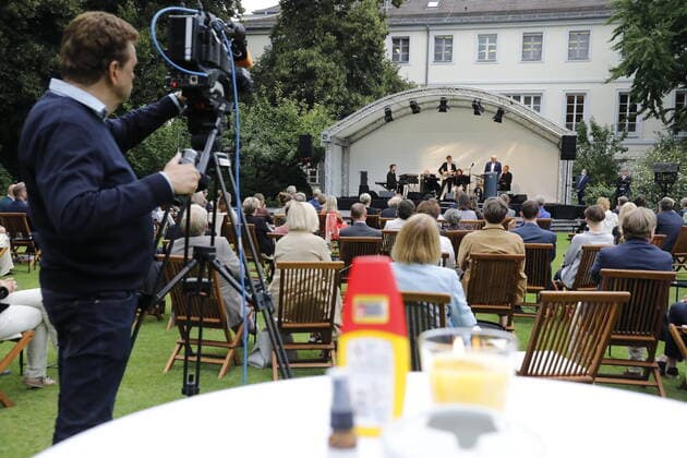 Deutschland, Berlin, Präsidentengarten von Schloss Bellevue, Ansprache Bundespräsident Frank-Walter Steinmeier bei einem Jazzkonzert mit Thomas Quasthoff & Friends