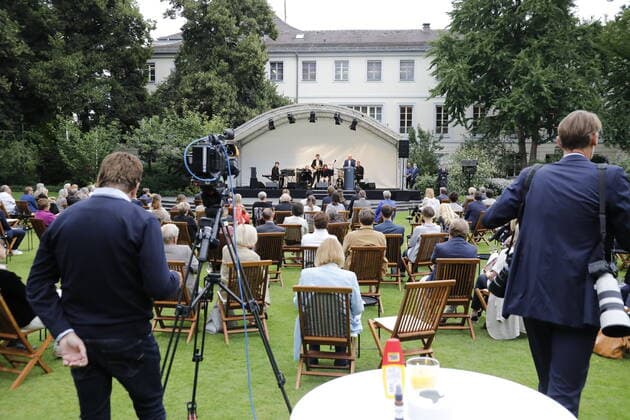 Deutschland, Berlin, Präsidentengarten von Schloss Bellevue, Ansprache Bundespräsident Frank-Walter Steinmeier bei einem Jazzkonzert mit Thomas Quasthoff & Friends
