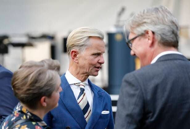 Max Raabe, Sänger, Deutschland, Berlin, Präsidentengarten von Schloss Bellevue, Ansprache Bundespräsident Frank-Walter Steinmeier bei einem Jazzkonzert mit Thomas Quasthoff & Friends