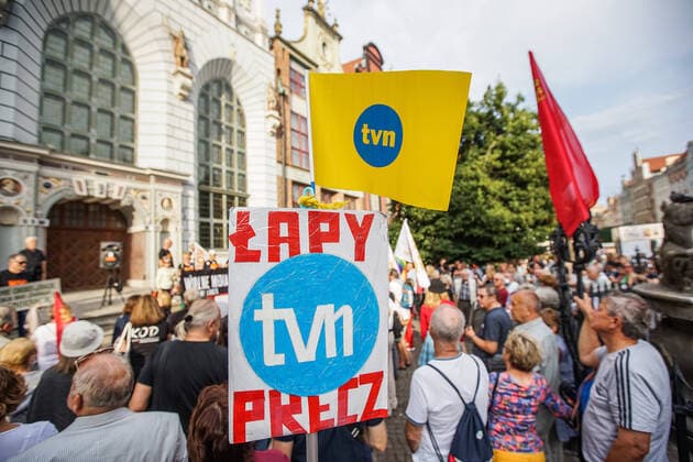 Bilder des Jahres 2021, News 08 August News Themen der Woche KW32 Lex TVN And Media Freedom Protest In Gdansk, Poland Protesters holding anti-government banners and TVN and TVN 24 tv stations logos are seen in Gdansk, Poland on 10 August 2021 People across the country protest on streets to defend media freedom in Poland and counter the serious attack on the independence of the country™s largest private television channel, TVN, by the ruling Law and Justice (PiS) party Gdansk Poland fludra-lextvnan210810_npTAX  Copyright: xMichalxFludrax