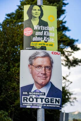 Themenbild: Wahlplakat von Kanzlerkandidatin Annalena Baerbock, Bündnis 90 Die Grünen. Darunter das Plakat von Dr. Norbert Röttgen, CDU Bundestagskandidat für den Wahlkreis Rhein-Sieg-Kreis II (Wahlkreis 98) - Wahlplakate zum Bundestagswahlkampf 2021 Wachtberg Niederbachem NRW Deutschland