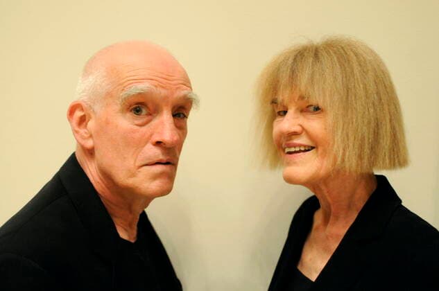 Die amerikanische Jazz-Komponistin und -Pianistin Carla Bley mit ihrem Lebensgefährten, dem Bassisten Steve Swallow nach einem erfolgreichen Duo-Auftritt. The American jazz composer and pianist Carla Bley with her partner, bassist Steve Swallow, right after a sucessful performance. Essen NRW DEU;DE;GERMANY;DEUTSCHLAND;ALLEMAGNE