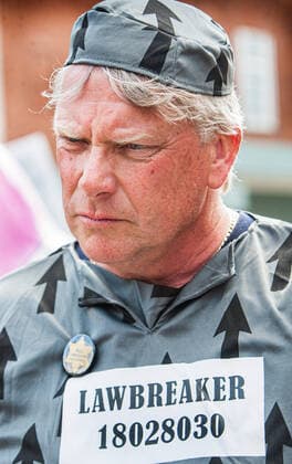 August 10, 2021, Norwich, United Kingdom: Activist Jeff Wyatt takes part during the demonstration..Anti vax-passport protesters visit Norwich to highlight the discrimination they believe is taking place at The Murderers pub. The landlord Phil Cutter has introduced a new no jab, no entry rule that he says protects both his staff and customers. Norwich United Kingdom - ZUMAs197 20210810_zaa_s197_296 Copyright: xMartinxPopex