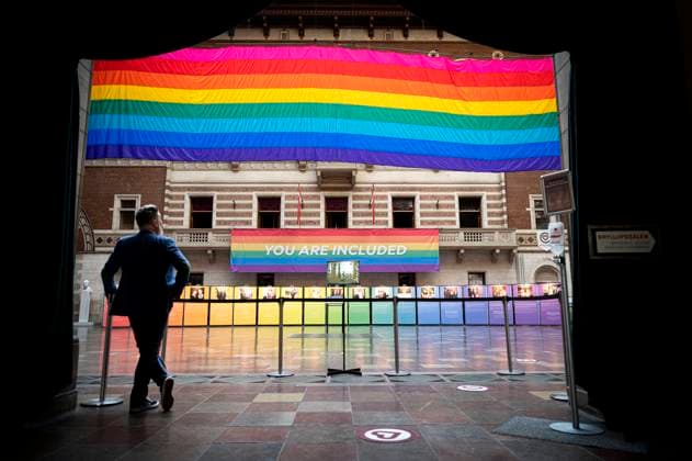 News Bilder des Tages Stort regnbueflag saettes op i Raadhushallen paa Koebenhavns Raadhus, onsdag den 11. august 2021. Flaget markerer aabningen af World Pride og Eurogames. Selve flaget er kreeret af Gilbert Baker i 1994 hvor det blev skabt i forbindelse med markeringen af 25 aaret for Stonewall optoejerne som fandt sted i juni 1969.. , Copenhagen Denmark Copyright: RitzauxScanpix IdaxGuldbaekxArentsenx COP106 spdk20210811-102917-L