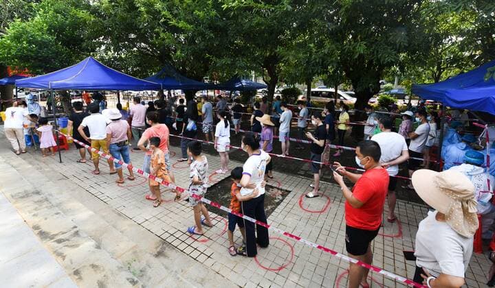 (210811) -- HAIKOU, Aug. 11, 2021 -- People line up for COVID-19 nucleic acid tests at a COVID-19 nucleic acid testing site in Yunlong Township of Haikou, south China s Hainan Province, Aug. 11, 2021. Yunlong launched its thrid round of mass nucleic acid testing on Wednesday. ) CHINA-HAIKOU-YUNLONG-COVID-19-TESTING (CN) YangxGuanyu 