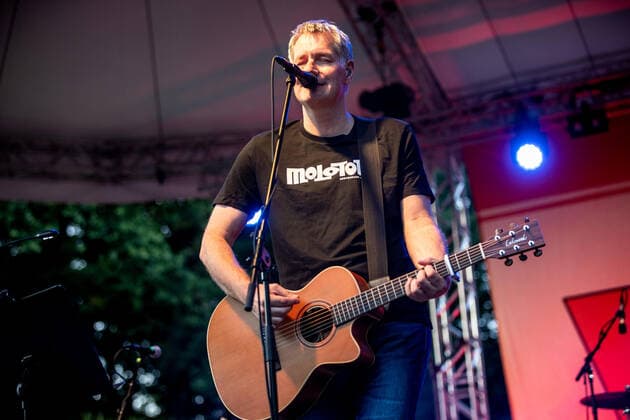 Hamburg, 11. August 2021 - WiebuschBosseUhlmann (Marcus Wiebusch, Axel Aki Bosse und Thees Uhlmann) bei einem Konzert auf der Freilichtbühne im Hamburger Stadtpark