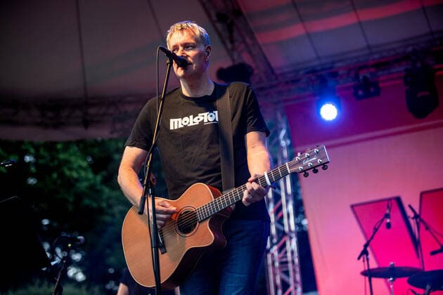 Hamburg, 11. August 2021 - WiebuschBosseUhlmann (Marcus Wiebusch, Axel Aki Bosse und Thees Uhlmann) bei einem Konzert auf der Freilichtbühne im Hamburger Stadtpark