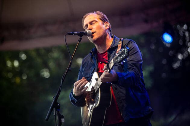 Hamburg, 11. August 2021 - WiebuschBosseUhlmann (Marcus Wiebusch, Axel Aki Bosse und Thees Uhlmann) bei einem Konzert auf der Freilichtbühne im Hamburger Stadtpark