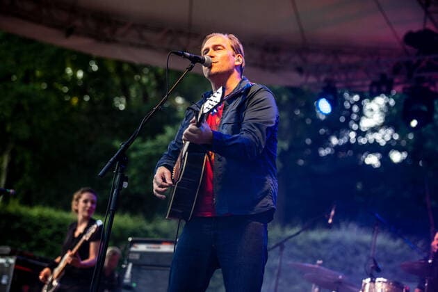 Hamburg, 11. August 2021 - WiebuschBosseUhlmann (Marcus Wiebusch, Axel Aki Bosse und Thees Uhlmann) bei einem Konzert auf der Freilichtbühne im Hamburger Stadtpark