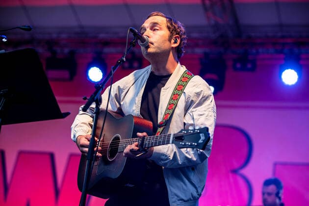 Hamburg, 11. August 2021 - WiebuschBosseUhlmann (Marcus Wiebusch, Axel Aki Bosse und Thees Uhlmann) bei einem Konzert auf der Freilichtbühne im Hamburger Stadtpark