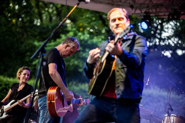 Hamburg, 11. August 2021 - WiebuschBosseUhlmann (Marcus Wiebusch, Axel Aki Bosse und Thees Uhlmann) bei einem Konzert auf der Freilichtbühne im Hamburger Stadtpark