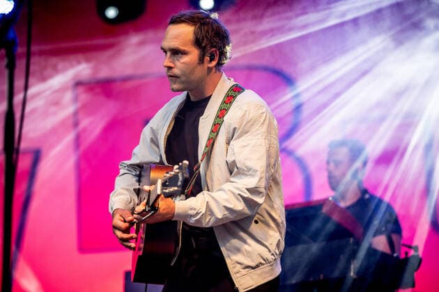 Hamburg, 11. August 2021 - WiebuschBosseUhlmann (Marcus Wiebusch, Axel Aki Bosse und Thees Uhlmann) bei einem Konzert auf der Freilichtbühne im Hamburger Stadtpark