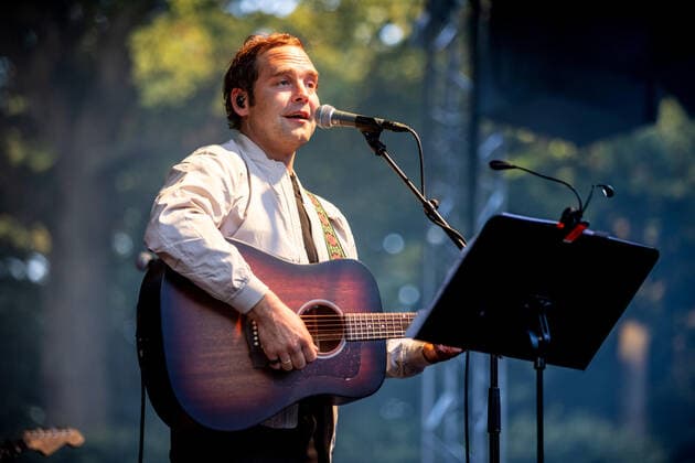 Hamburg, 11. August 2021 - WiebuschBosseUhlmann (Marcus Wiebusch, Axel Aki Bosse und Thees Uhlmann) bei einem Konzert auf der Freilichtbühne im Hamburger Stadtpark