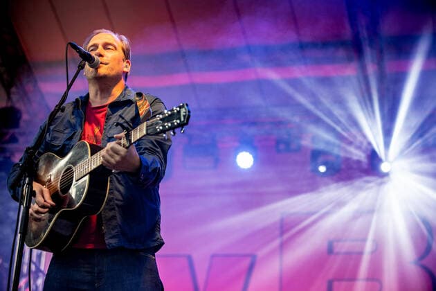 Hamburg, 11. August 2021 - WiebuschBosseUhlmann (Marcus Wiebusch, Axel Aki Bosse und Thees Uhlmann) bei einem Konzert auf der Freilichtbühne im Hamburger Stadtpark