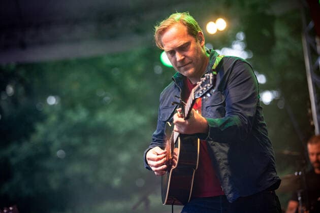 Hamburg, 11. August 2021 - WiebuschBosseUhlmann (Marcus Wiebusch, Axel Aki Bosse und Thees Uhlmann) bei einem Konzert auf der Freilichtbühne im Hamburger Stadtpark