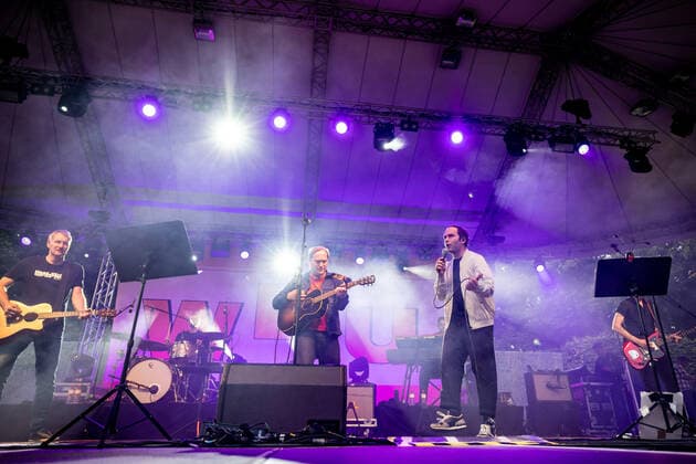 Hamburg, 11. August 2021 - WiebuschBosseUhlmann (Marcus Wiebusch, Axel Aki Bosse und Thees Uhlmann) bei einem Konzert auf der Freilichtbühne im Hamburger Stadtpark