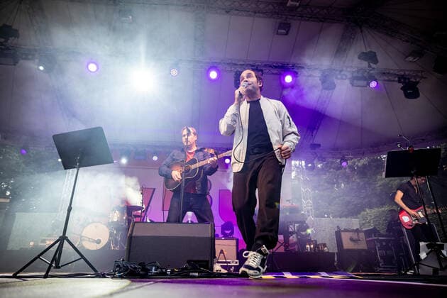 Hamburg, 11. August 2021 - WiebuschBosseUhlmann (Marcus Wiebusch, Axel Aki Bosse und Thees Uhlmann) bei einem Konzert auf der Freilichtbühne im Hamburger Stadtpark