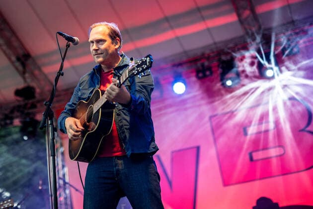 Hamburg, 11. August 2021 - WiebuschBosseUhlmann (Marcus Wiebusch, Axel Aki Bosse und Thees Uhlmann) bei einem Konzert auf der Freilichtbühne im Hamburger Stadtpark