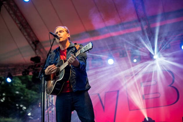 Hamburg, 11. August 2021 - WiebuschBosseUhlmann (Marcus Wiebusch, Axel Aki Bosse und Thees Uhlmann) bei einem Konzert auf der Freilichtbühne im Hamburger Stadtpark