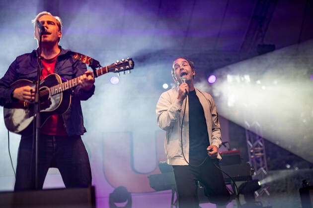 Hamburg, 11. August 2021 - WiebuschBosseUhlmann (Marcus Wiebusch, Axel Aki Bosse und Thees Uhlmann) bei einem Konzert auf der Freilichtbühne im Hamburger Stadtpark