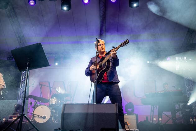Hamburg, 11. August 2021 - WiebuschBosseUhlmann (Marcus Wiebusch, Axel Aki Bosse und Thees Uhlmann) bei einem Konzert auf der Freilichtbühne im Hamburger Stadtpark