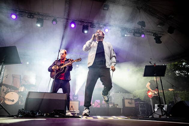 Hamburg, 11. August 2021 - WiebuschBosseUhlmann (Marcus Wiebusch, Axel Aki Bosse und Thees Uhlmann) bei einem Konzert auf der Freilichtbühne im Hamburger Stadtpark