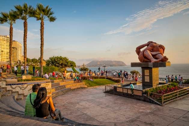 Parque del Amor (Love Park) on El Malecon in the Miraflores district of Lima, Peru, with sculpture of embracing couple Barque del Amor by Victor Delfin. Lima Lima Peru Copyright: xGregxVaughnx GV15030416