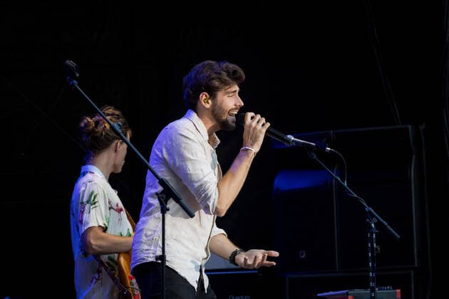Erster Live Auftritt in Deutschland des spanisch-deutschen Popsängers Alvaro Soler mit der Mar de Colores European Tour auf dem Kunst!Rasen Bonn, 11.08.2021 veranstaltet von der E.L.Hartz Promotion GmbH Bonn Gronau NRW Deutschland