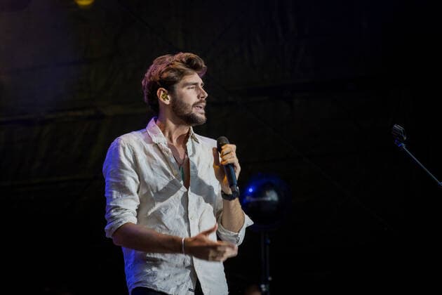 Erster Live Auftritt in Deutschland des spanisch-deutschen Popsängers Alvaro Soler mit der Mar de Colores European Tour auf dem Kunst!Rasen Bonn, 11.08.2021 veranstaltet von der E.L.Hartz Promotion GmbH Bonn Gronau NRW Deutschland