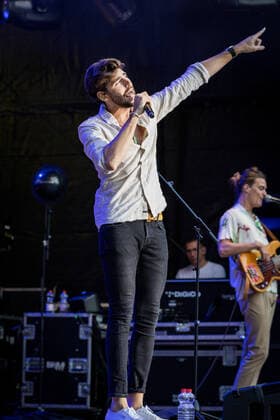 Erster Live Auftritt in Deutschland des spanisch-deutschen Popsängers Alvaro Soler mit der Mar de Colores European Tour auf dem Kunst!Rasen Bonn, 11.08.2021 veranstaltet von der E.L.Hartz Promotion GmbH Bonn Gronau NRW Deutschland